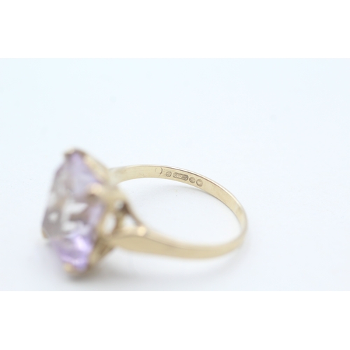 96 - 9ct gold and amethyst claw set dress ring (3.1g) Size M