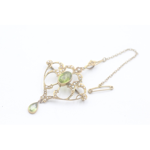 98 - 9ct gold peridot and split pearl brooch, as seen (4.3g)