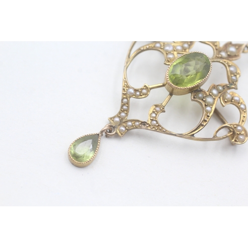 98 - 9ct gold peridot and split pearl brooch, as seen (4.3g)