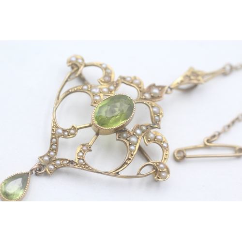 98 - 9ct gold peridot and split pearl brooch, as seen (4.3g)