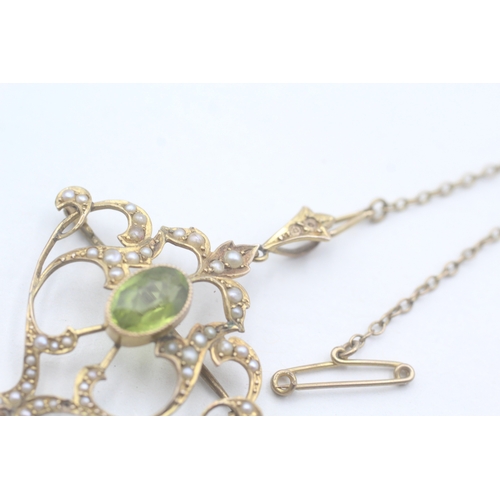 98 - 9ct gold peridot and split pearl brooch, as seen (4.3g)