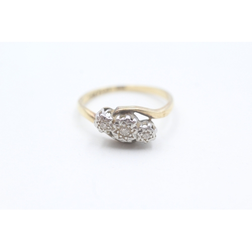 230 - 9ct gold vintage diamond three stone ring (2g) Size L