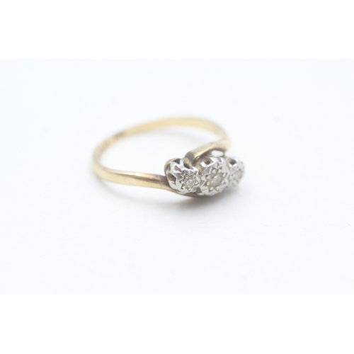 230 - 9ct gold vintage diamond three stone ring (2g) Size L