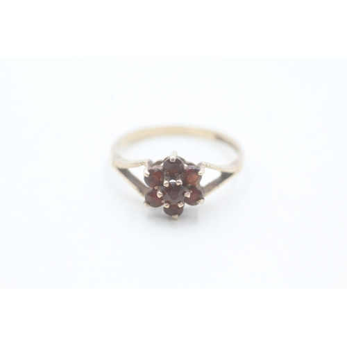 235 - 9ct gold and garnet flower cluster set ring (1.9g) Size J 1/2