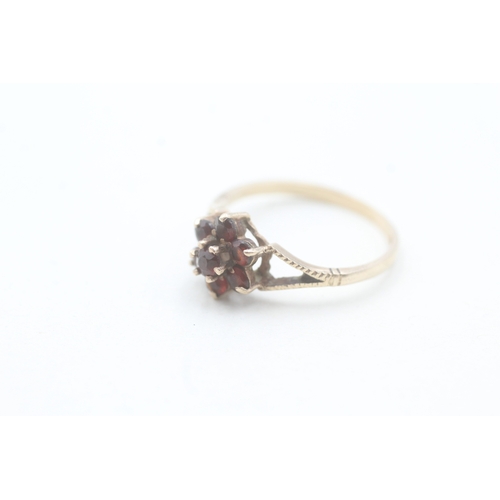 235 - 9ct gold and garnet flower cluster set ring (1.9g) Size J 1/2