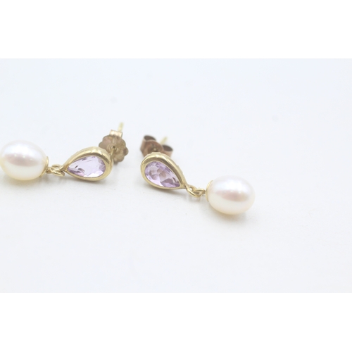 239 - 2 x 9ct gold topaz, amethyst and cultured pearl drop earrings (2.1g)