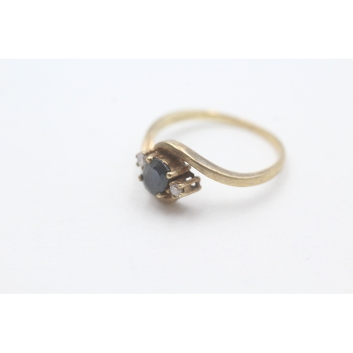 243 - 9ct gold sapphire and diamond ring (2g) Size N