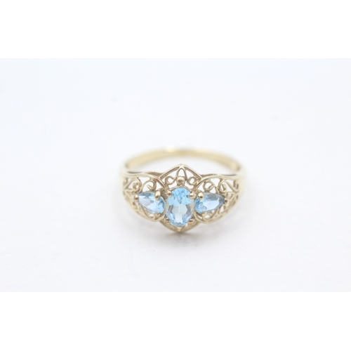 245 - 9ct gold blue topaz patterned dress ring (1.8g) Size O