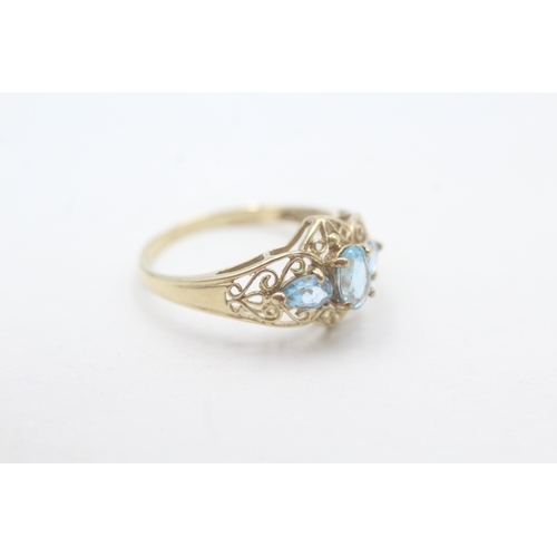 245 - 9ct gold blue topaz patterned dress ring (1.8g) Size O