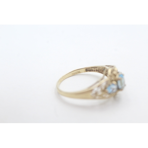 245 - 9ct gold blue topaz patterned dress ring (1.8g) Size O