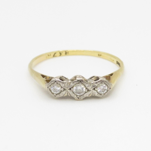 25 - 9ct gold diamond three stone ring (2.5g) Size R