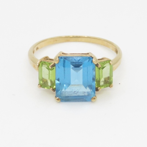 29 - 9ct gold peridot & topaz three stone ring (2.8g) Size P 1/2