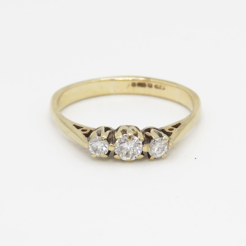 33 - 9ct gold vintage diamond trilogy ring (1.8g) Size M