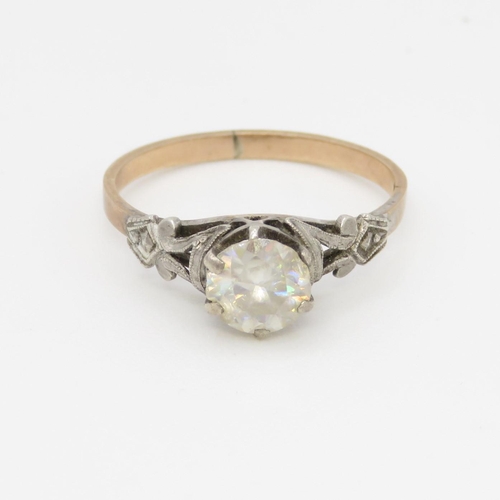 43 - 9ct gold paste single stone ring (1.7g) Size O