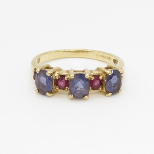 49 - 9ct gold garnet & iolite seven stone ring (2.3g) Size K