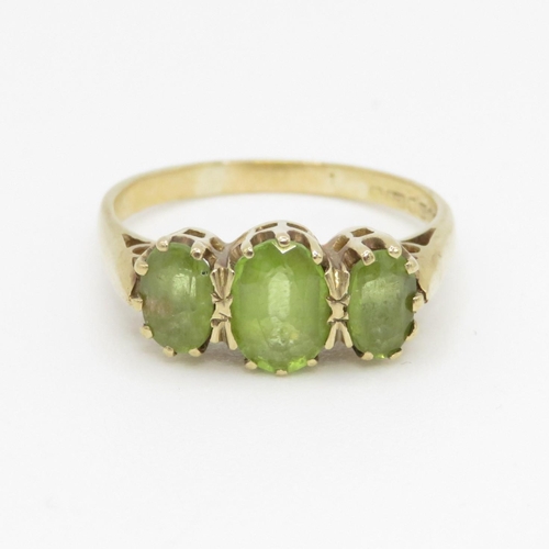 53 - 9ct gold and peridot ring (3.1g) Size P