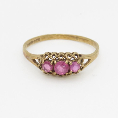 55 - 9ct gold three stone ruby ring (1.2g) Size N