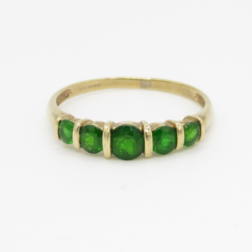 57 - 9ct gold and diopside row set ring (2.2g) Size X 1/2