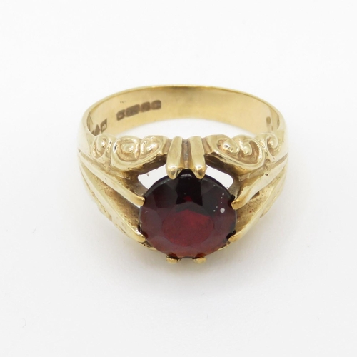 70 - 9ct gold garnet single stone ring (3.8g) Size K 1/2