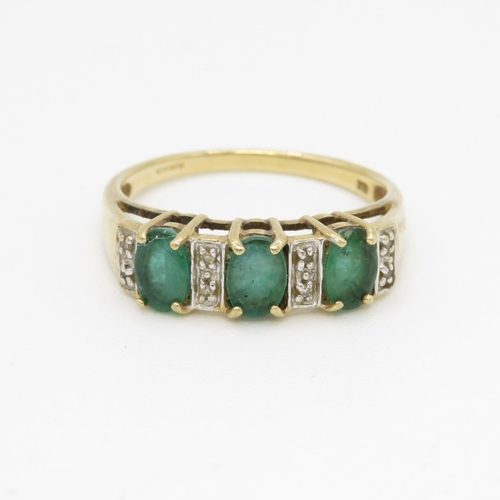 80 - 9ct gold emerald three stone ring with diamond spacers (3.6g) Size U