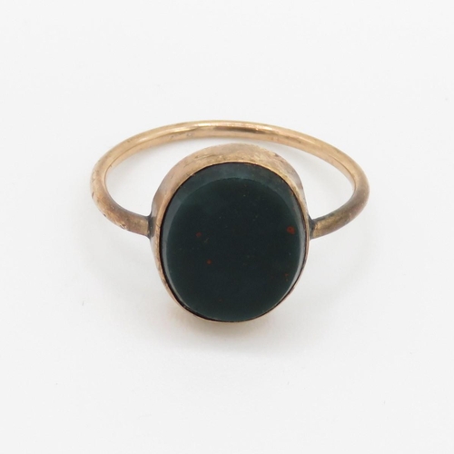 81 - 9ct gold bloodstone single stone ring (2.4g) AS SEEN - MISSHAPEN Size N