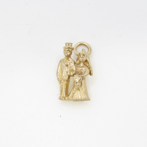 85 - 9ct gold married couple charm (1.2g)