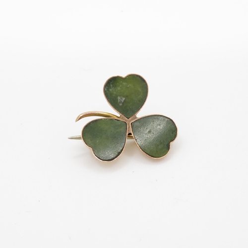 91 - 9ct gold connemara marble clover brooch (2.2g)