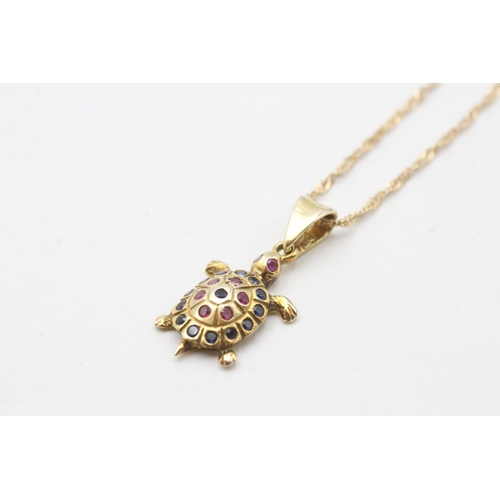 11 - 14ct gold ruby & sapphire turtle pendant necklace (3g)