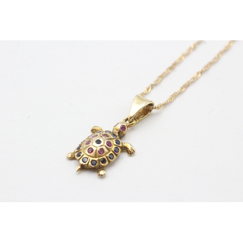 11 - 14ct gold ruby & sapphire turtle pendant necklace (3g)