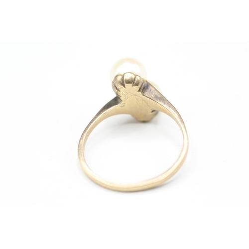 17 - 9ct gold cultured pearl twin stone ring (3.4g) Size M