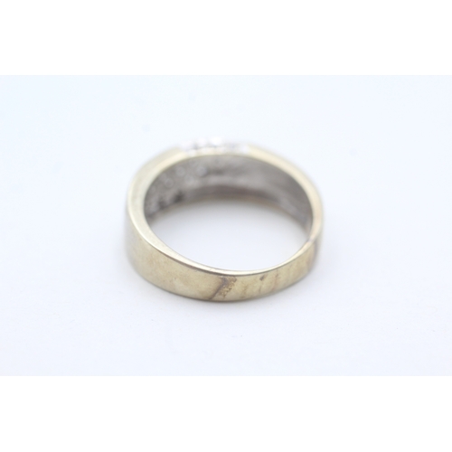 24 - 9ct gold and diamond ring (4g) Size N 1/2