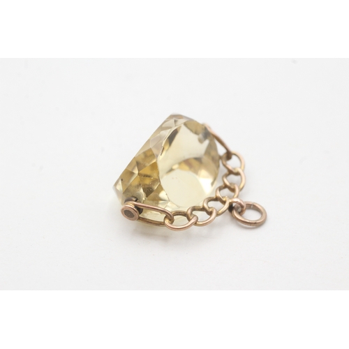 26 - 9ct gold antique citrine swivel fob (5.1g)