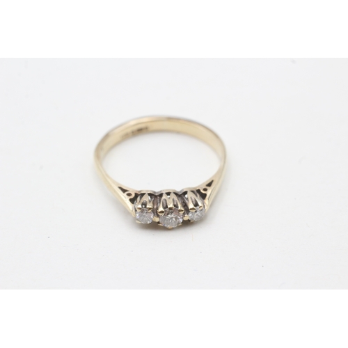 33 - 9ct gold vintage diamond trilogy ring (1.8g) Size M