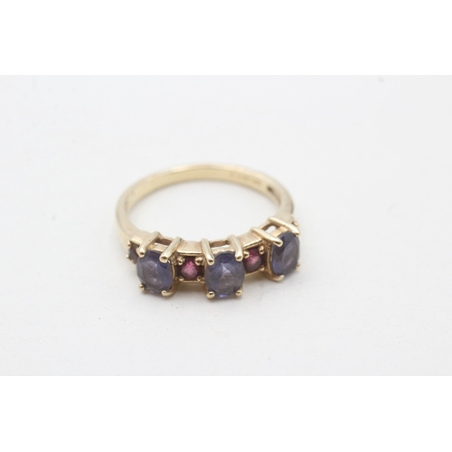 49 - 9ct gold garnet & iolite seven stone ring (2.3g) Size K