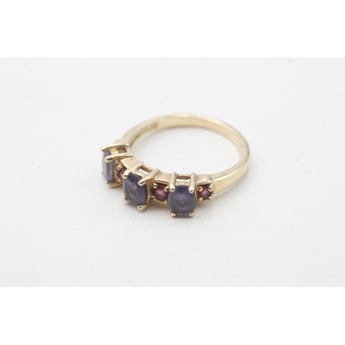 49 - 9ct gold garnet & iolite seven stone ring (2.3g) Size K