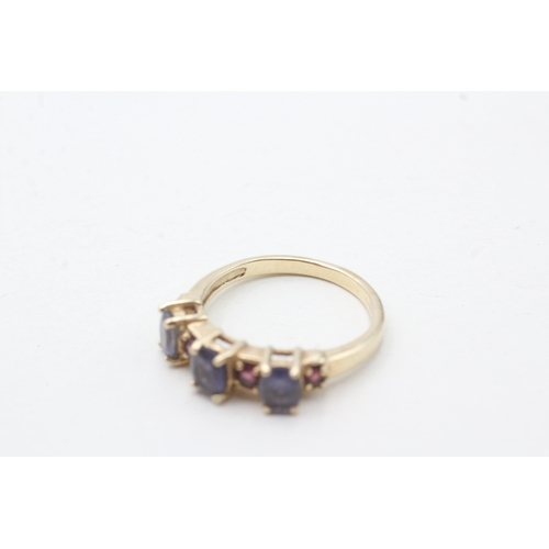 49 - 9ct gold garnet & iolite seven stone ring (2.3g) Size K