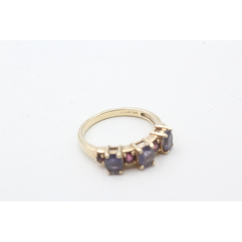 49 - 9ct gold garnet & iolite seven stone ring (2.3g) Size K