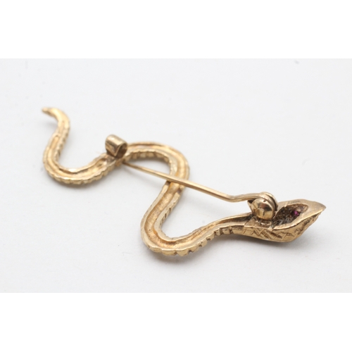 50 - 9ct gold ruby and paste snake brooch (2.7g)