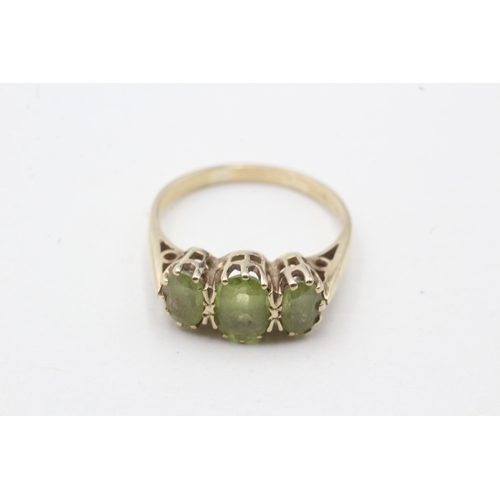 53 - 9ct gold and peridot ring (3.1g) Size P