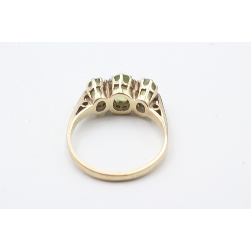 53 - 9ct gold and peridot ring (3.1g) Size P