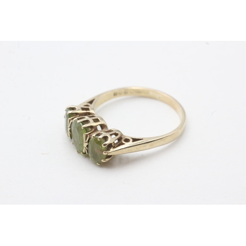 53 - 9ct gold and peridot ring (3.1g) Size P