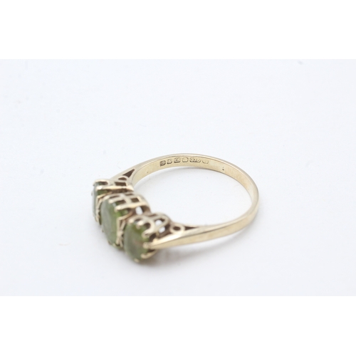 53 - 9ct gold and peridot ring (3.1g) Size P