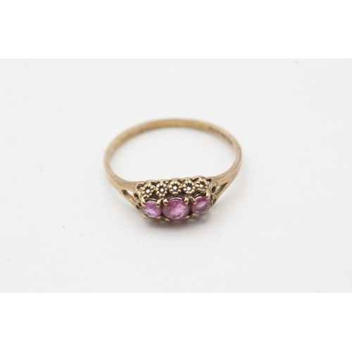 55 - 9ct gold three stone ruby ring (1.2g) Size N