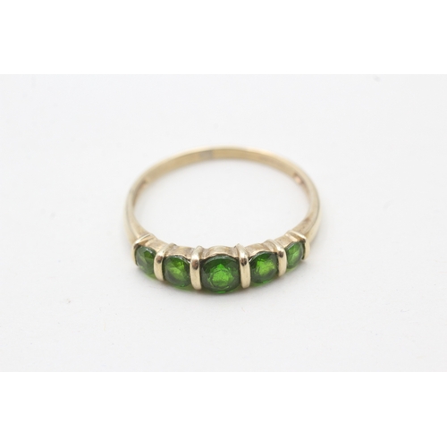 57 - 9ct gold and diopside row set ring (2.2g) Size X 1/2