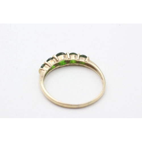 57 - 9ct gold and diopside row set ring (2.2g) Size X 1/2