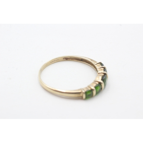 57 - 9ct gold and diopside row set ring (2.2g) Size X 1/2