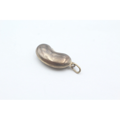 63 - 9ct gold vintage lucky bean charm (0.8g)