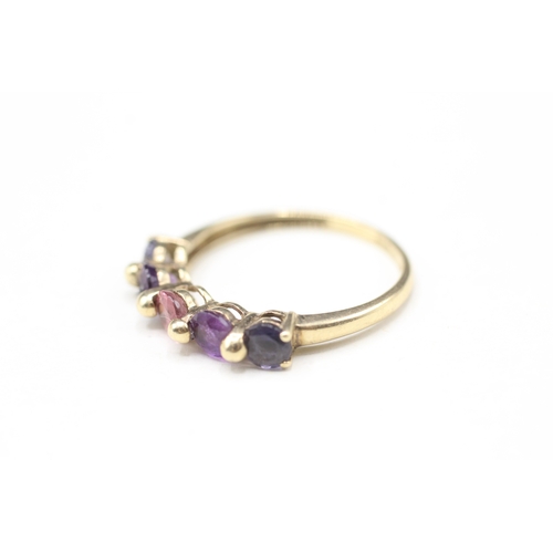 7 - 9ct gold tourmaline, ioloite and amethyst row ring (1.7g) Size P