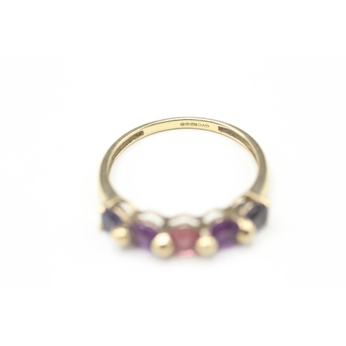 7 - 9ct gold tourmaline, ioloite and amethyst row ring (1.7g) Size P