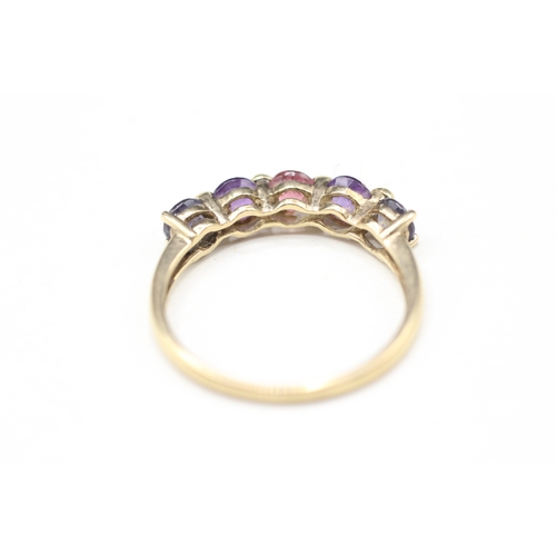 7 - 9ct gold tourmaline, ioloite and amethyst row ring (1.7g) Size P